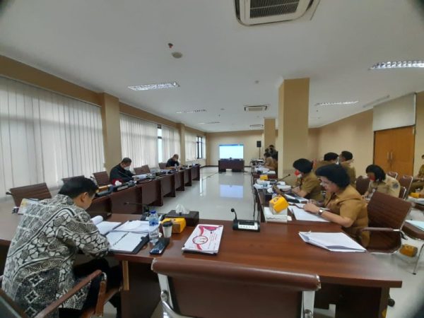 Suasana pembahasan Ranperda Pengelolaan Keuangan Daerah oleh Pansus DPRD Sulut dengan instansi terkait, Senin (22/8/2022)