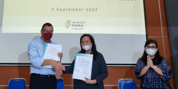 Dra Maryke Alelo MBA selaku Direktur Politeknik Negeri Manado dengan Martin Stottele selaku Team Leader Proyek RESD.