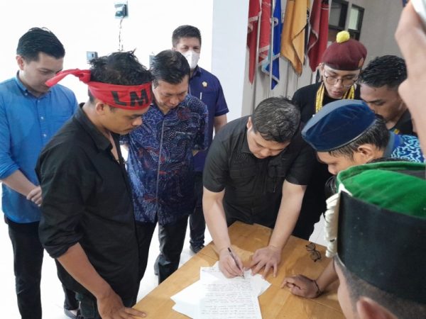 Billy Lombok dan Victor Mailangkay (Wakil DPRD Sulut) didampingi Hendry Walukouw dan Christovel Lumentut (Anggota DPRD Sulut) saat menandatangani enam poin tuntutan dari Aliansi Cipayung Bergerak di lobby kantor DPRD Sulut, Selasa (6/9/2022)