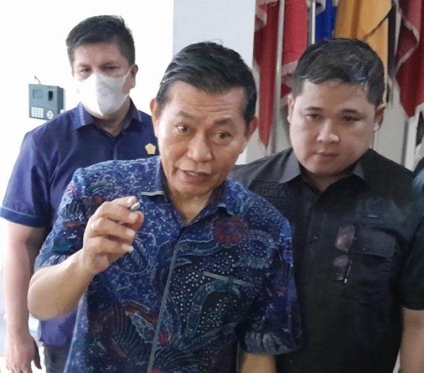 Victor Mailangkay,SH.MH (tengah) salah satu Wakil Ketua DPRD Sulut saat terima aspirasi di gedung DPRD Sulut