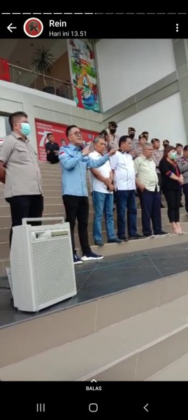Melky Jahkin Pangemanan saat terima aksi demo KSBSI di gedung DPRD Sulut, Senin (12/9/2022)