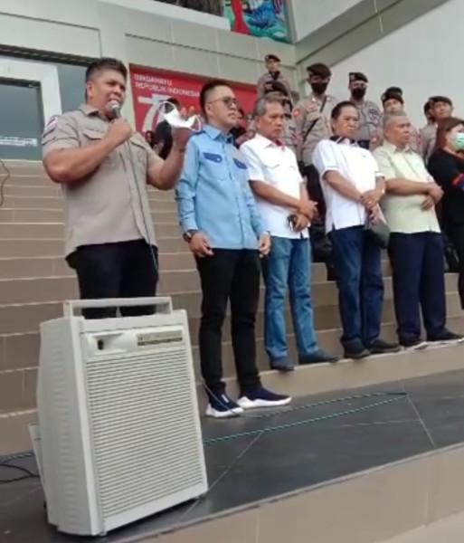 Hendry Walukouw, Ketua Fraksi Demokrat DPRD Provinsi Sulawesi Utara (paling kiri)