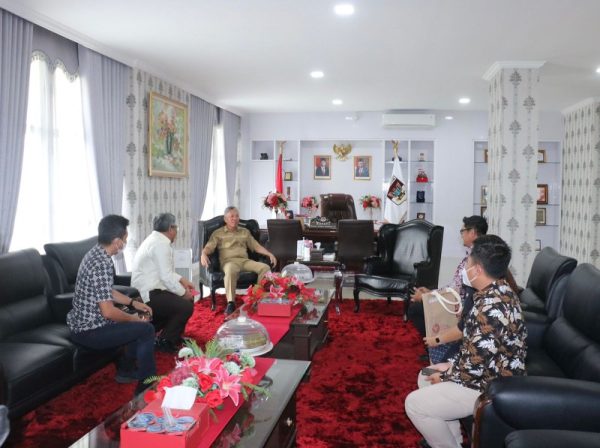 Bupati Minahasa Selatan Franky Donny Wongkar, saat menerima kunjungan dari Ahmadi Rahman Selaku Asisten Direktur Bank Indonesia Provinsi Sulawesi Utara bersama jajaran.