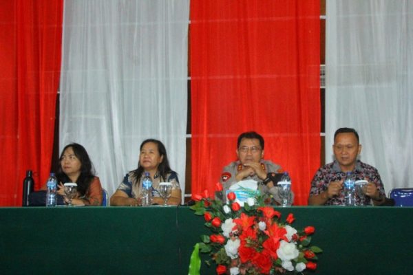 Kapolda Sulawesi Utara, Irjen Pol Mulyatno didampingi Direktur Politeknik Negeri Manado, Dra Maryke Alelo MBA.