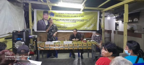 Youngky Limen saat melaksanakan Sosialisasi Perda, Selasa (27/9/2022) di Perum Manado Permai Ranomut