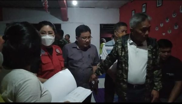 Bupati Minahasa Selatan Franky Donny Wongkar, SH saat memberikan bantuan terhadap korban musibah kebakaran