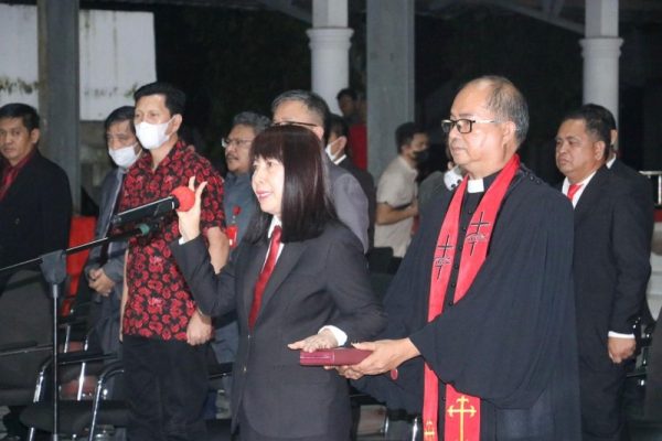 Glady Nova Linda Kawatu, SH. M.Si sebagai Sekretaris Daerah Kabupaten Minahasa Selatan.