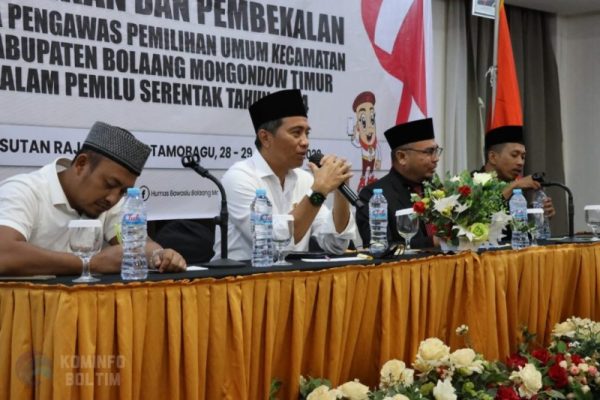 Sam Sachrul Mamonto, S.Sos., M.Si. saat menghadiri pelantikan Panwascam