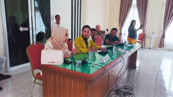 Ketua KNPI Bolmong Feramitha Tiffany Mokodompit bersama juri.