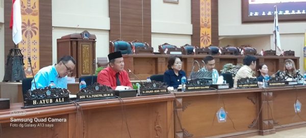 Ir. Julius Jems Tuuk, salah satu anggota Banggar DPRD Sulut(Kemeja merah)