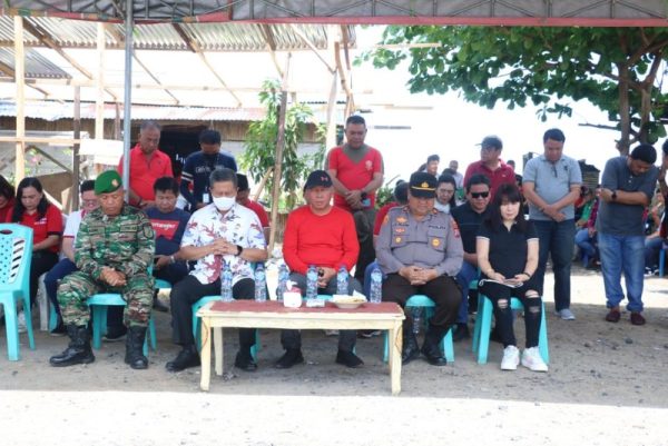 Kegiatan peletakkan batu pertama untuk bantuan kepada korban bencana Minsel