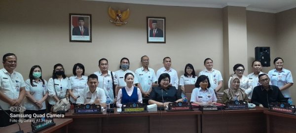 Almarhum Johny Panambunan (kemeja hitam)
