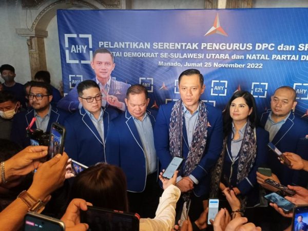 Ketua Umum partai Demokrat saat melantik 15 DPC di Sulut