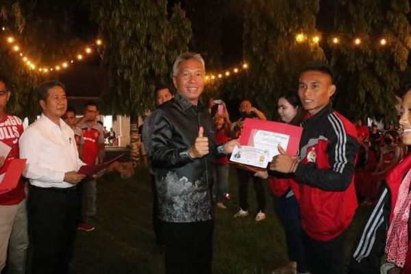 Bupati FDW saat memberikan bonus kepada para atlet.