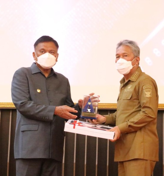 Penghargaan Opini WTP diserahkan langsung oleh Gubernur Sulawesi Utara Olly Dondokambey
