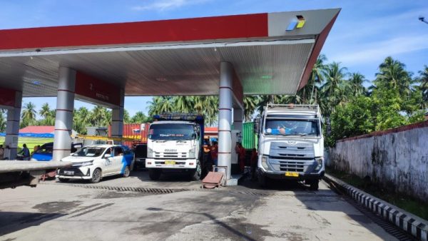 Truk pengangkut barang yang melakukan pengisian BBM Solar bersubsidi