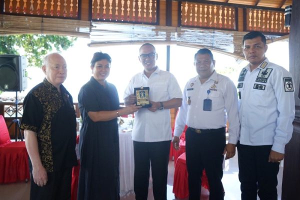 Kepala Kantor Wilayah Kementerian Hukum dan HAM Sulawesi Utara Ronald Lumbuun menyambangi Bupati Kabupaten Kepulauan Sitaro Evangelin Sasingen di Rumah Dinas Jabatannya.