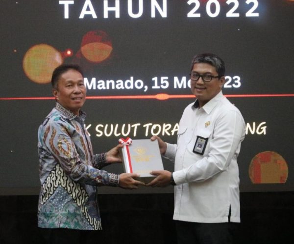 Bupati Minahasa Selatan Franky Donny Wongkar saat meraih penghargaan WTP