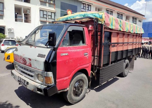 Mobil dump truck yang diduga menghisap BBM bersubsidi jenis solar sewaktu diamankan di Mapolda Sulut.