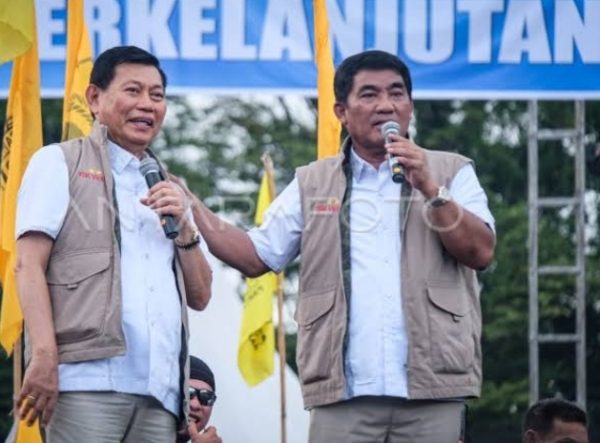 Yulius Selvanus Komaling dan Viktor Mailangkay